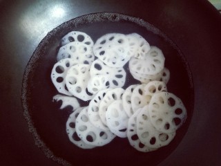 8、#时令蔬菜#荷塘月色小炒,莲藕片焯水: 锅中加入水，大火烧开，放入切好的藕片，1分钟后捞出，立即过冷水。