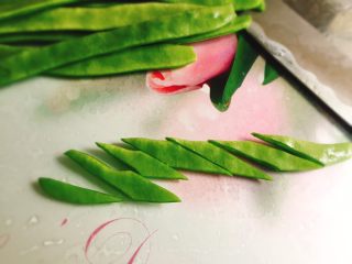 2、酱爆刀豆,将两边的筋撕去，斜刀切