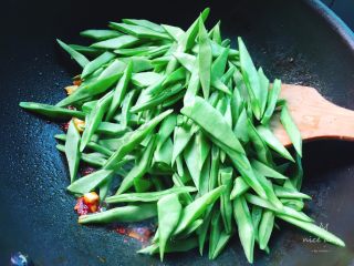 7、酱爆刀豆,放入刀豆大火翻炒