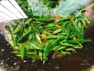 9、酱爆刀豆,加入适量清水，翻炒一下盖上锅盖焖两三分钟，豆类一定要熟透才能吃