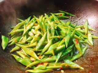 10、酱爆刀豆,最后加适量白糖后即可出锅