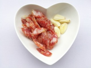 3、荷兰豆炒腊肠,腊肠切斜片，大蒜去皮拍扁。