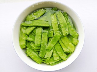 4、荷兰豆炒腊肠,荷兰豆清洗干净。