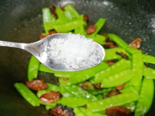 10、荷兰豆炒腊肠,加一勺盐。