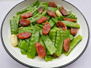 12、荷兰豆炒腊肠,????色泽鲜亮????清新美味????甜脆可口????