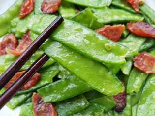 15、荷兰豆炒腊肠,瞬间光盘。