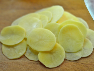 1、茄汁酸辣土豆片,土豆洗净去皮切成薄片