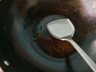 4、干煸豆角,锅内放油，烧热。