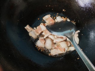 5、干煸豆角,放入五花肉，煸炒出油。