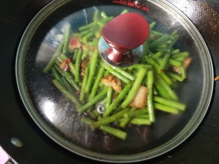 11、干煸豆角,盖上锅盖，小火焖一会。
