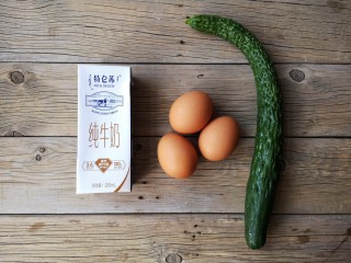 1、酷夏里的小清新——青瓜厚蛋烧,准备食材。