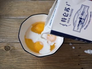 3、酷夏里的小清新——青瓜厚蛋烧,再加入30克牛奶。