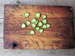 5、酷夏里的小清新——青瓜厚蛋烧,青瓜洗净，切薄片备用。
