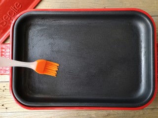 6、酷夏里的小清新——青瓜厚蛋烧,平底锅刷一层薄油预热。