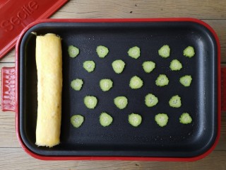 10、酷夏里的小清新——青瓜厚蛋烧,将青瓜片摆入锅中。