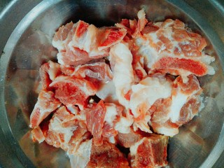 1、冬瓜排骨汤,排骨放碗里，在自来水下冲洗干净