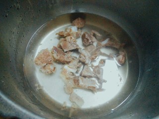 5、冬瓜排骨汤,洗好的排骨放高压锅里倒入没过排骨的开水，水可以多一点也没关系，可以多喝汤