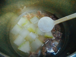 11、冬瓜排骨汤,五分钟之后关火等高压锅自然放气后打开盖子，根据个人口味放入盐巴，味精调味