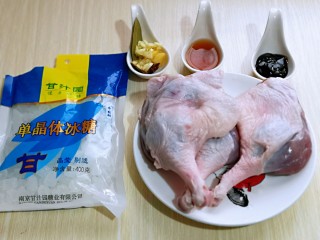 1、不加一滴老抽的酱香鸭腿,准备食材，首先将鸭腿儿温水洗干净。
