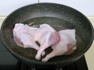 2、不加一滴老抽的酱香鸭腿,之后再焯水，冷水入锅，大火烧开煮2-3分钟。