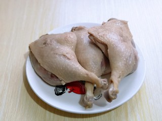 3、不加一滴老抽的酱香鸭腿,捞出用冷水冲洗干净，淋干水分，放入盘中备用。