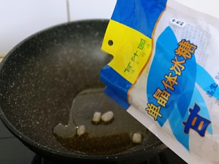 4、不加一滴老抽的酱香鸭腿,起油锅，加入冰糖小火融化。(记得小火呦) 冰糖具有润喉去燥、生津止渴的作用，还具有清心泻火、清热除烦，食用后可以使人感觉清爽舒适。