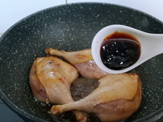 8、不加一滴老抽的酱香鸭腿,再加入蚝油。