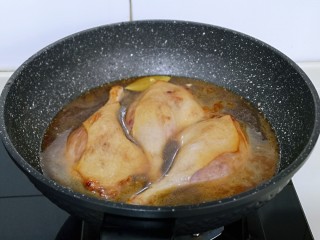 10、不加一滴老抽的酱香鸭腿,加入开水。(一次性加够)大火烧开，转小火慢炖，约40分钟样子。