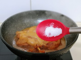 11、不加一滴老抽的酱香鸭腿,待鸭腿炖烂后。加入盐继续再炖10分钟。