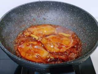 12、不加一滴老抽的酱香鸭腿,大火收汤，至汤汁浓稠时即可出锅。(汤汁不用收的很干，留一点儿汤汁更好吃)