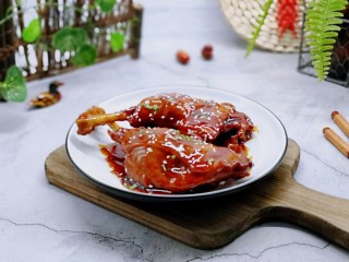 13、不加一滴老抽的酱香鸭腿,盛出装盘，撒上葱花，熟白芝麻。好吃到没朋友。