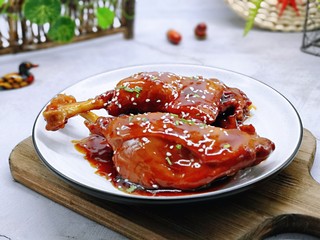 14、不加一滴老抽的酱香鸭腿,也可以称其为(上海酱鸭)色香味俱全。