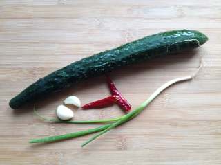 1、蓑衣黄瓜,备好所需食材