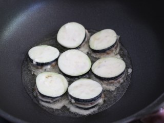 9、煎茄盒,放入茄盒小火煎制。