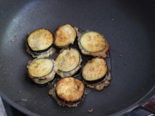 10、煎茄盒,翻面煎至两面金黄即可。