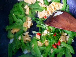 14、苦瓜炒蛋,放香葱，小米椒。