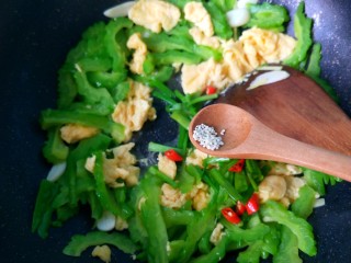 15、苦瓜炒蛋,放胡椒粉，鸡精。