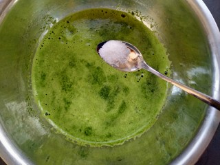 3、菠菜煎饼果子,菠菜汁到入盆中，加一点盐调调底味。