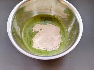 4、菠菜煎饼果子,加入面粉，搅拌均匀。普通的面粉就好了。