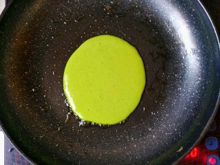 7、菠菜煎饼果子,锅中刷少许油，火一定要小。我用的是光波炉400. 我的是不粘锅其实可以不刷油的.