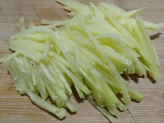 4、酸辣土豆丝,土豆切丝，