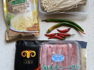 1、酸汤肥牛,先把材料备好