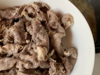 12、酸汤肥牛,倒入肥牛