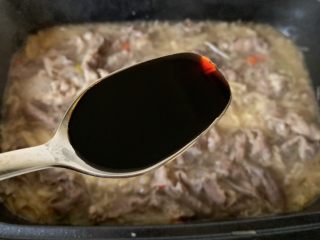 13、酸汤肥牛,生抽调味，肥牛煮熟即可，倒入金针菇碗中