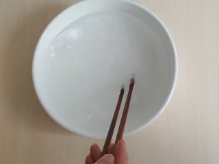 3、海米菠菜拌粉丝,捞出来放纯净水浸泡。