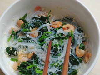 15、海米菠菜拌粉丝,将调好的料汁倒入菠菜里拌匀。有芝麻的可以加入少许熟芝麻，味道会更香。