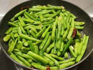 15、爆炒豆角,大火爆炒 熟透入味即可关火