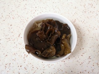 3、芹菜拌腐竹,干木耳用温水泡开。