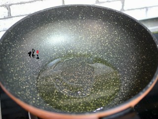 2、手撕蚝油杏鲍菇,锅中油热