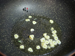 3、手撕蚝油杏鲍菇,加蒜片炒香